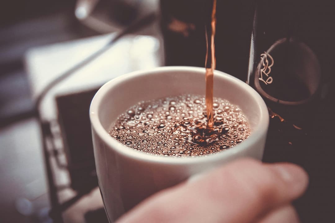 Czy niesłodzona kawa może pomóc w kontroli wagi?